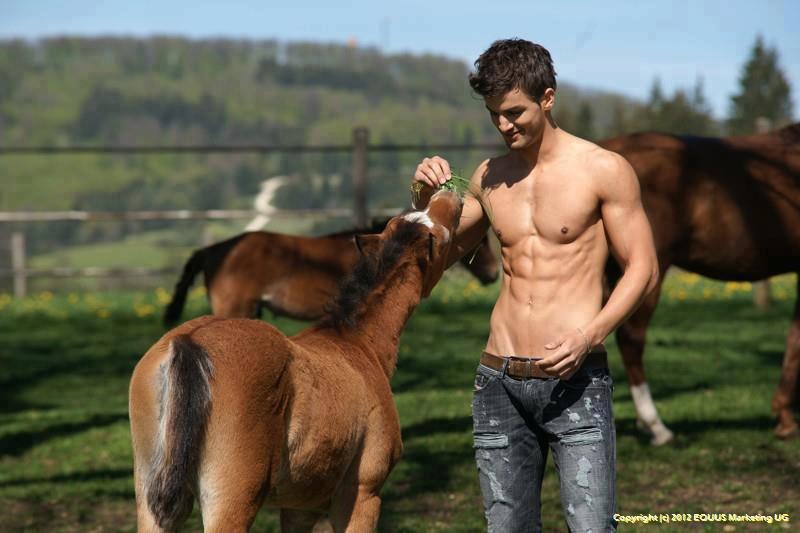 Сексуальная принцесса взобралась на коня - порно фото
