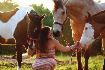 Фото девушки с тремя лошадками на лугу