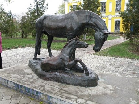 Монументы лошадям