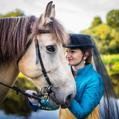 Фото девушки рядом с лошадью