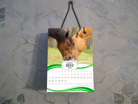 Календарь с лошадьми на 2022 год на металлическом крючке